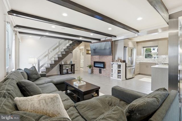 10 INBROOK RD, Levittown, PA 19057