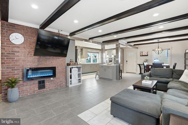 10 INBROOK RD, Levittown, PA 19057