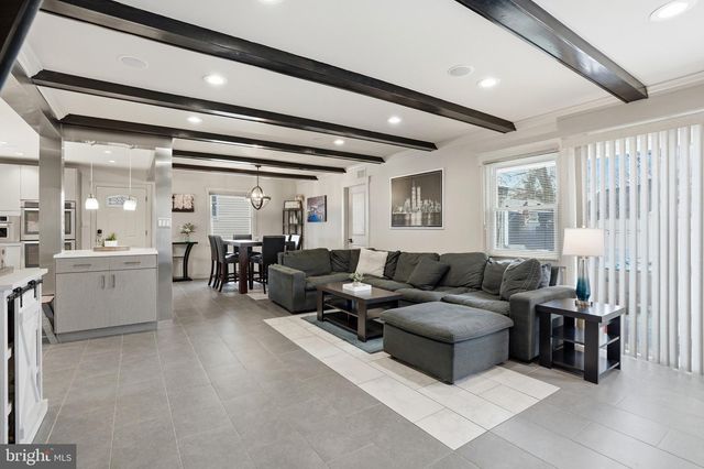 10 INBROOK RD, Levittown, PA 19057