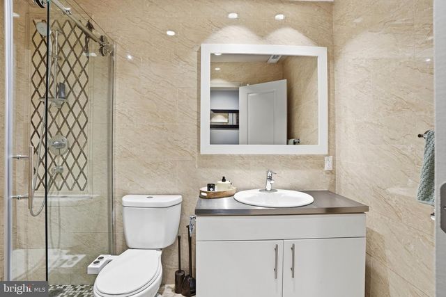 10 INBROOK RD, Levittown, PA 19057