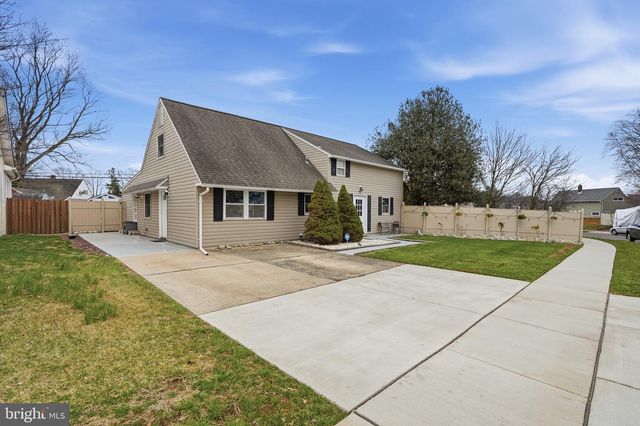 10 INBROOK RD, Levittown, PA 19057