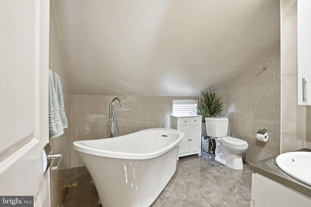 10 INBROOK RD, Levittown, PA 19057