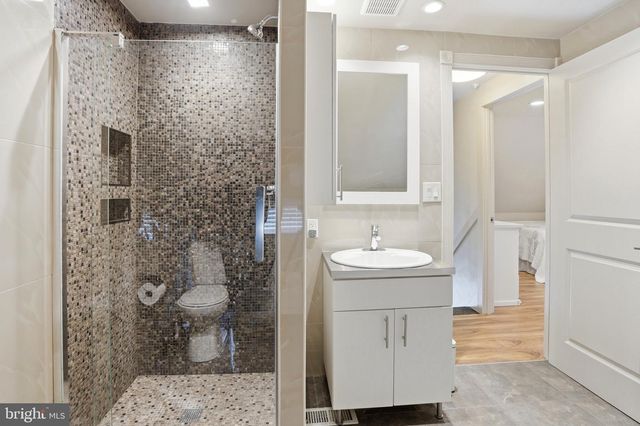 10 INBROOK RD, Levittown, PA 19057