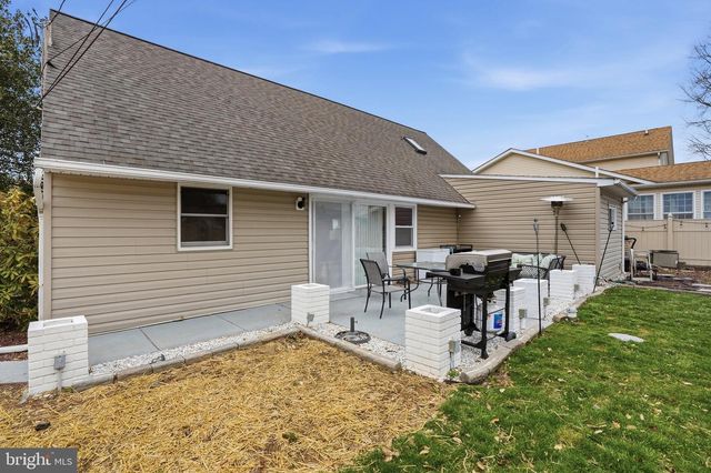 10 INBROOK RD, Levittown, PA 19057