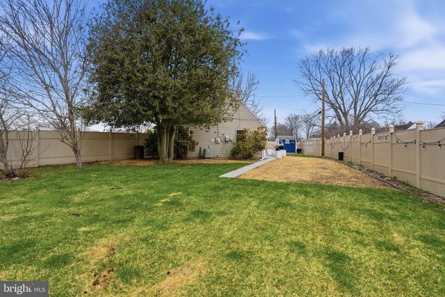 10 INBROOK RD, Levittown, PA 19057