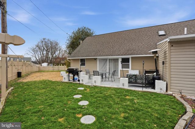 10 INBROOK RD, Levittown, PA 19057