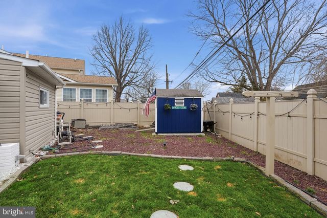 10 INBROOK RD, Levittown, PA 19057