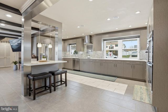 10 INBROOK RD, Levittown, PA 19057