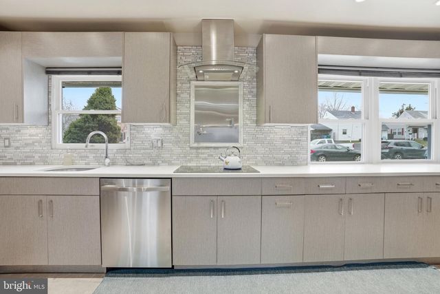 10 INBROOK RD, Levittown, PA 19057