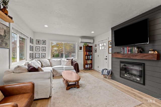 816 S 8th Ave, Nampa, ID 83651