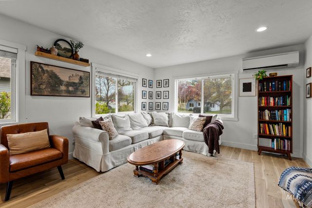 816 S 8th Ave, Nampa, ID 83651