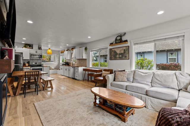 816 S 8th Ave, Nampa, ID 83651