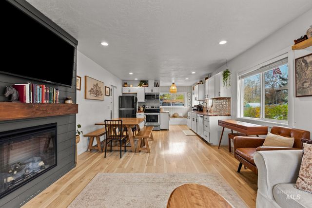 816 S 8th Ave, Nampa, ID 83651