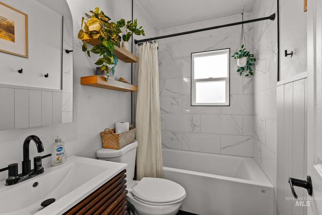 816 S 8th Ave, Nampa, ID 83651