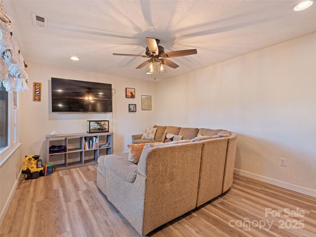 120 Pleasant Hill Circle, Waynesville, NC 28786