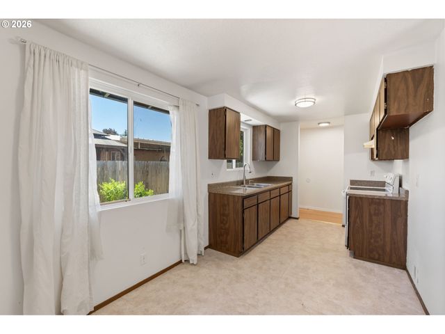 4526 DAISY St, Springfield, OR 97478