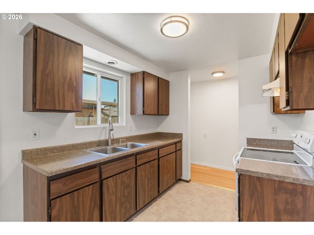 4526 DAISY St, Springfield, OR 97478