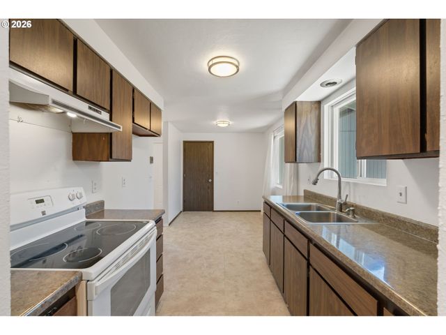 4526 DAISY St, Springfield, OR 97478
