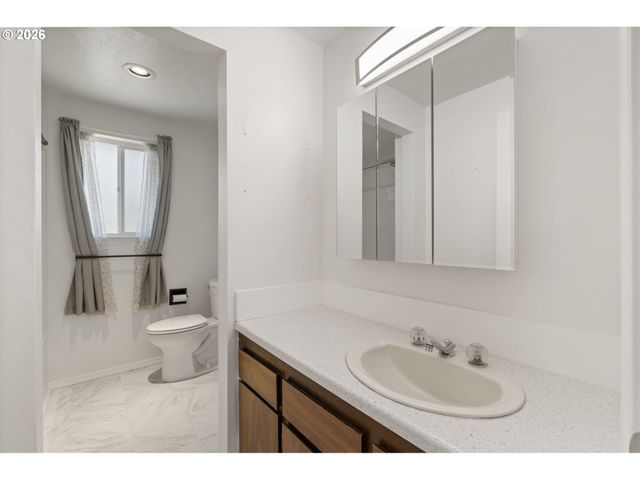 4526 DAISY St, Springfield, OR 97478