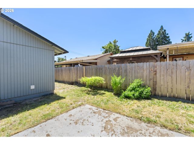 4526 DAISY St, Springfield, OR 97478