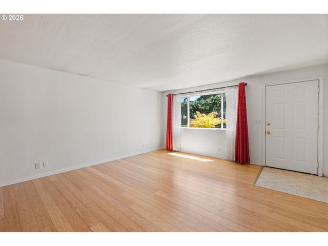 4526 DAISY St, Springfield, OR 97478
