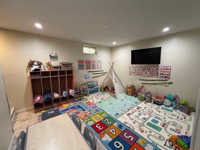 266 Christopher Dr, Springfield, MA 01129