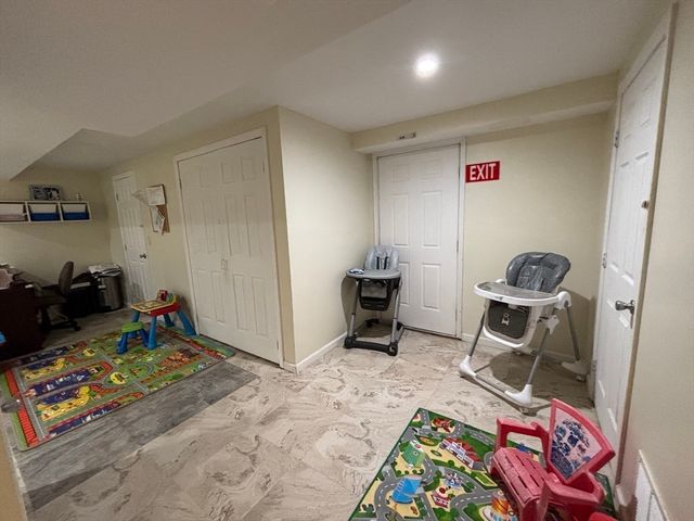 266 Christopher Dr, Springfield, MA 01129