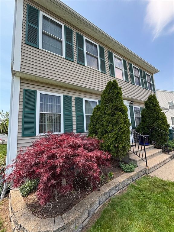 266 Christopher Dr, Springfield, MA 01129