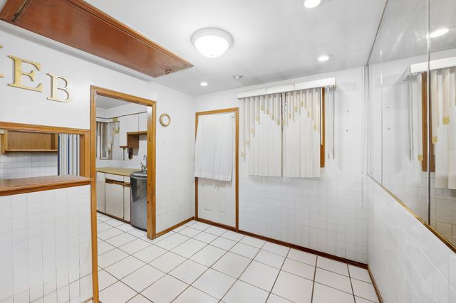 9748 S Van Vlissingen Road, Chicago, IL 60617