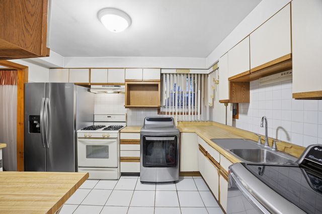 9748 S Van Vlissingen Road, Chicago, IL 60617