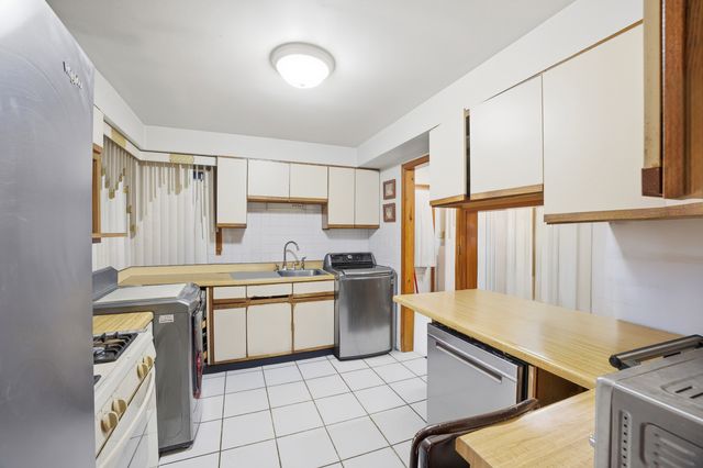 9748 S Van Vlissingen Road, Chicago, IL 60617