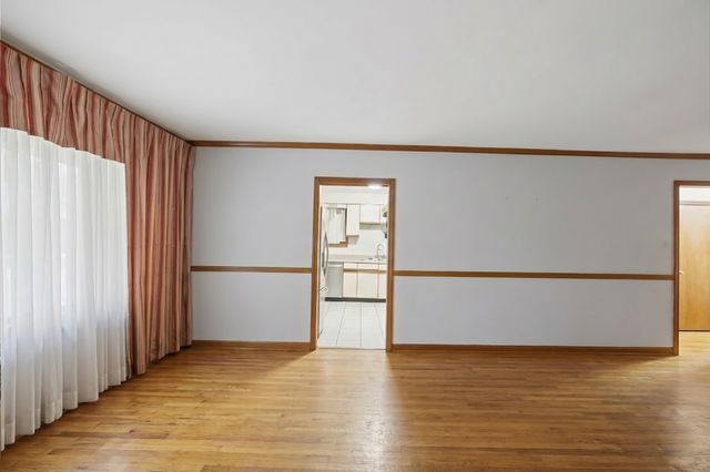 9748 S Van Vlissingen Road, Chicago, IL 60617