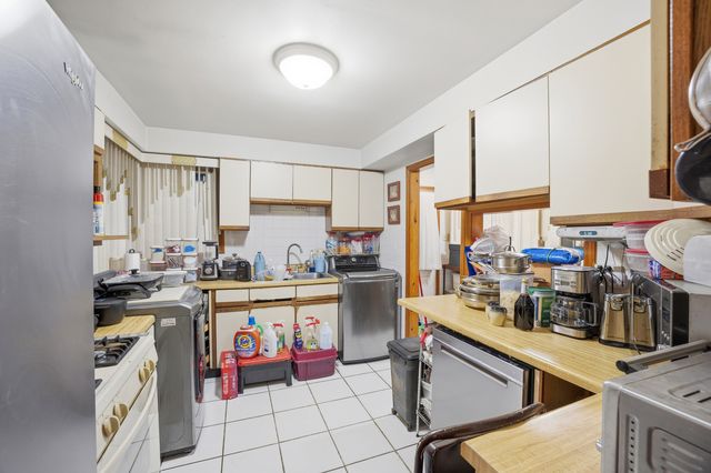 9748 S Van Vlissingen Road, Chicago, IL 60617