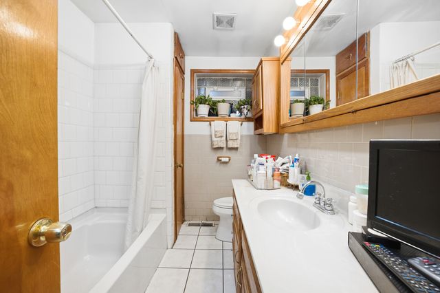 9748 S Van Vlissingen Road, Chicago, IL 60617