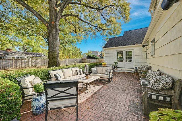 6629 Overhill Road, Mission Hills, KS 66208