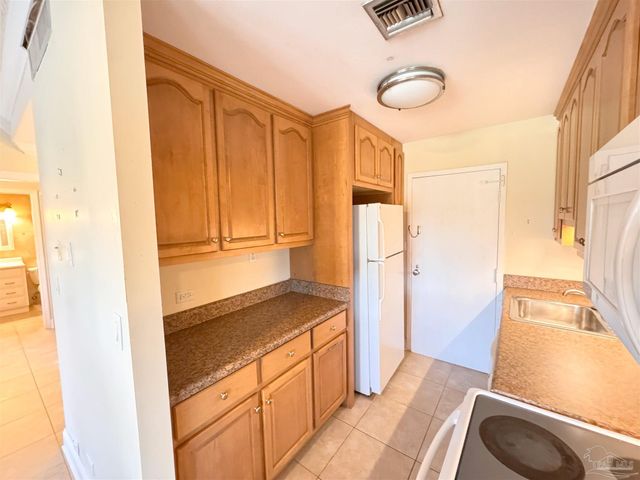 825 Bayshore Dr 205, Pensacola, FL 32507