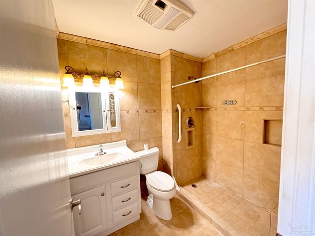 825 Bayshore Dr 205, Pensacola, FL 32507