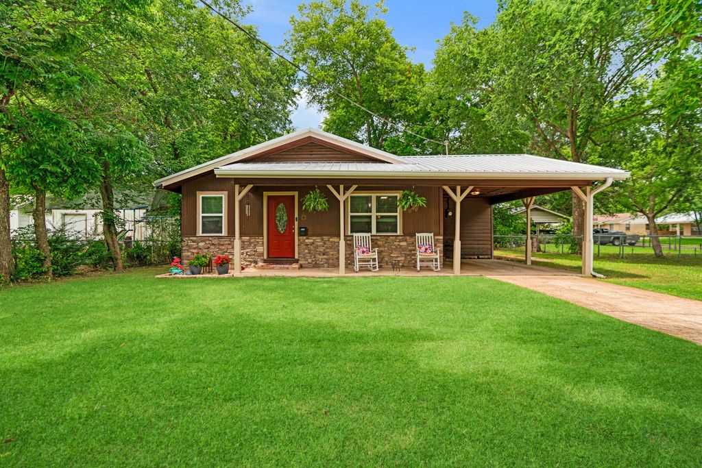 2435 Hubbard Street, Paris, TX 75460