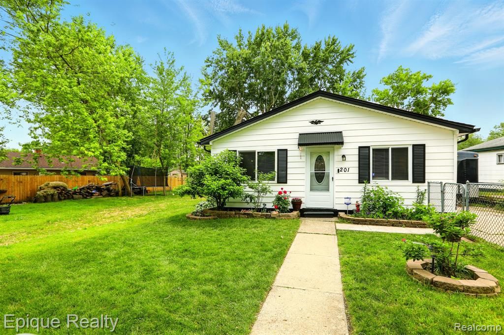 201 Parkdale Avenue, Pontiac, MI 48340