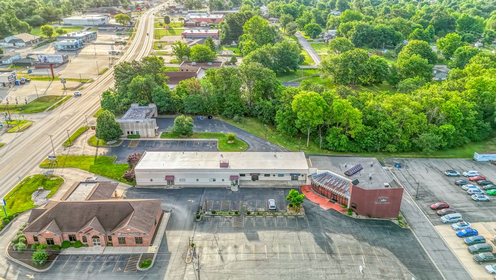 Image 2 of property listing at 3307 Broadway Street 140, Mt Vernon, IL 62864