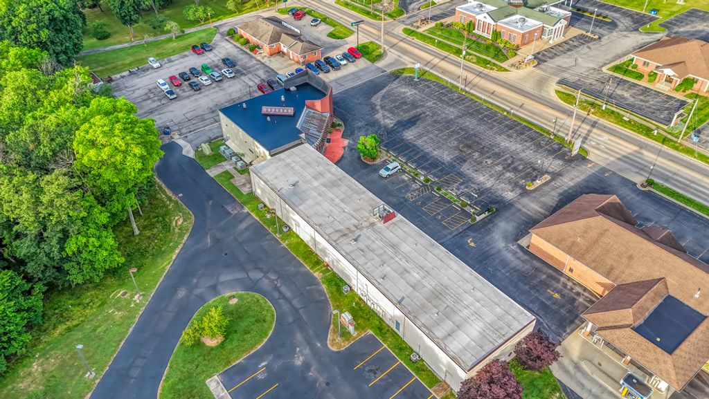 Image 3 of property listing at 3307 Broadway Street 140, Mt Vernon, IL 62864