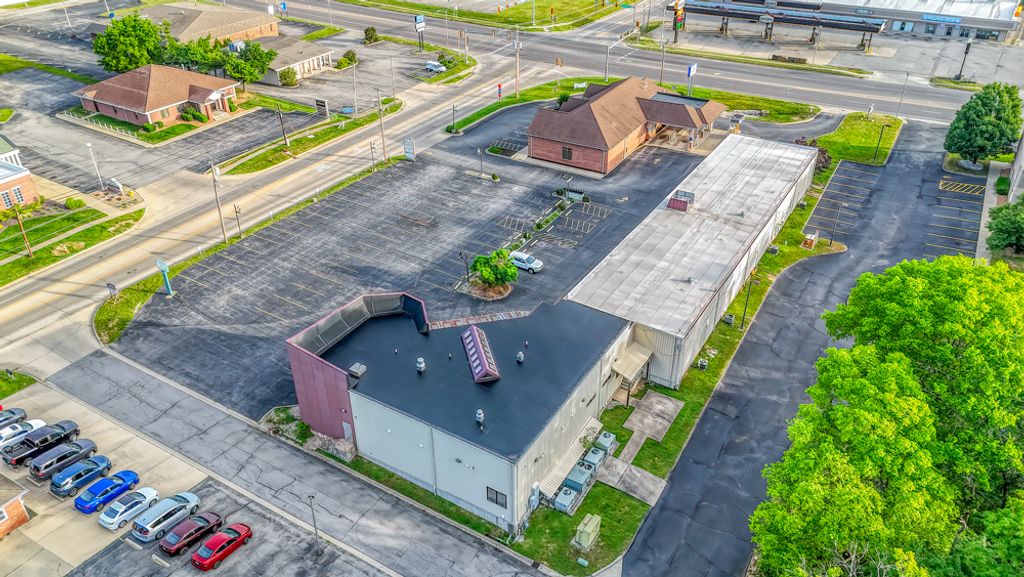Image 4 of property listing at 3307 Broadway Street 140, Mt Vernon, IL 62864