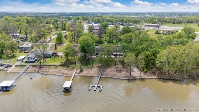 810 N 46th Street, Grove, OK 74464