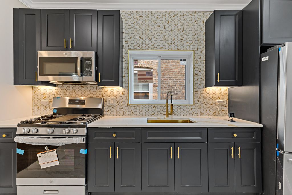 Image 2 of property listing at 1742 N Mayfield Avenue, Chicago, IL 60639