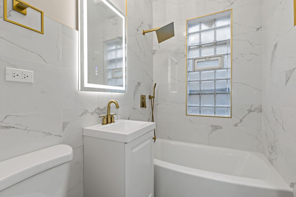 Image 11 of property listing at 1742 N Mayfield Avenue, Chicago, IL 60639
