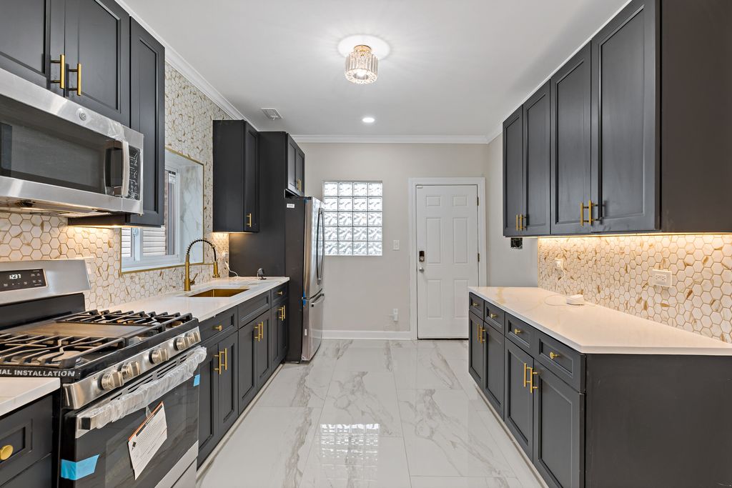 Image 12 of property listing at 1742 N Mayfield Avenue, Chicago, IL 60639