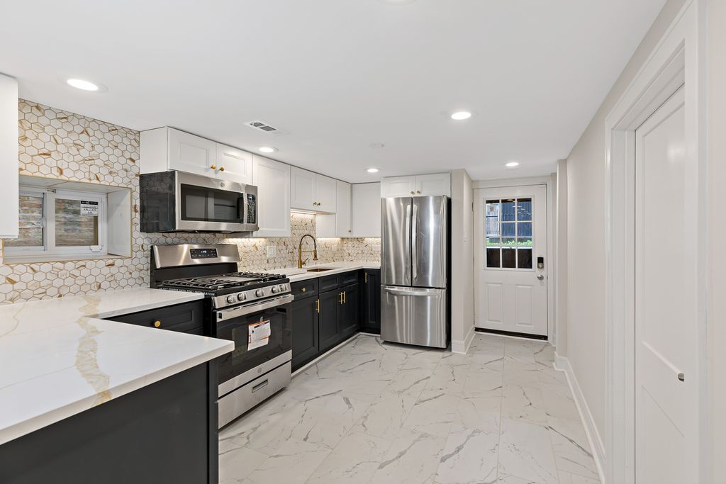 Image 3 of property listing at 1742 N Mayfield Avenue, Chicago, IL 60639