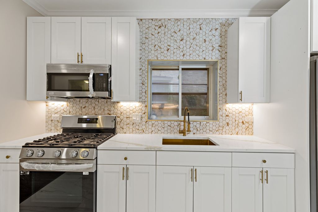 Image 4 of property listing at 1742 N Mayfield Avenue, Chicago, IL 60639