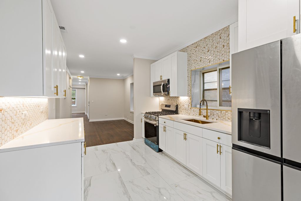 Image 5 of property listing at 1742 N Mayfield Avenue, Chicago, IL 60639