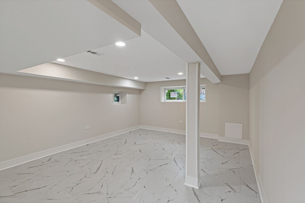 Image 8 of property listing at 1742 N Mayfield Avenue, Chicago, IL 60639